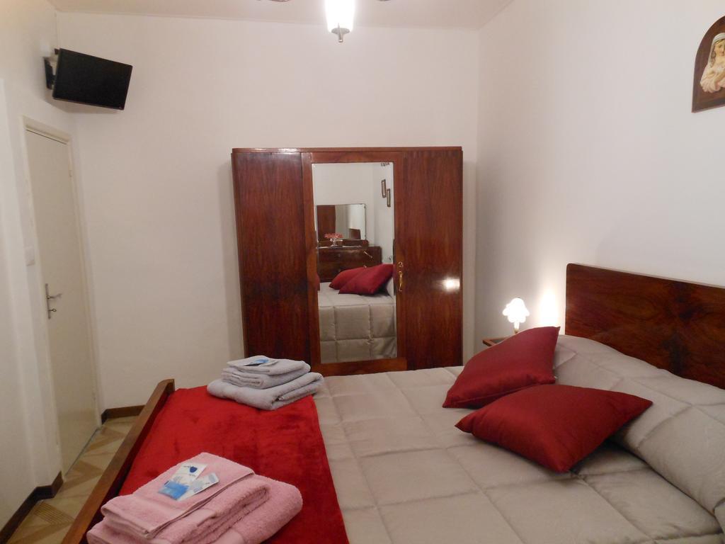 B&B Le Stanze del Chiostro Serra deʼ Conti Zimmer foto